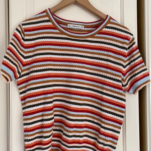Jättefin stickad topp från Zara!  - Superfin unik finstickad randig topp från Zara i fint mönster. Sparsamt använd. Bomullskvalité.