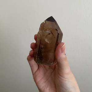 Rökkvarts spets - Så fint litet men ändå rejält torn i rökkvarts. ✨