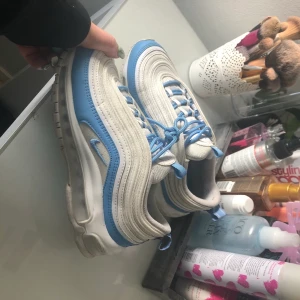 Nike air 97 - Jättefint skick, knappt använda, tveka inte på att ställa frågor eller få fler bilder. 