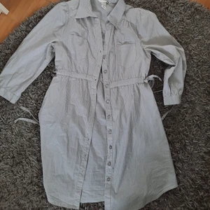 Skjortklänning - Grårandig skjortklänning i stlrk 34, passar mindre 36a. Madicken-stil. Söt och sommrig.