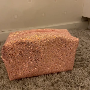 Necessär  - Glittrig necessär från SHEIN. Använd några gånger men ser helt ny ut💖 väldigt bra kvalitet 29kr +frakt ❤️❤️