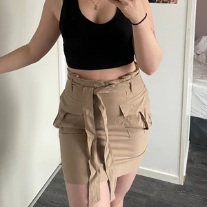 Kjol - Kjol från H&M! Oanvänd då jag köpte den och den va för liten! Passar en 36/38! Köparen står för frakten💕