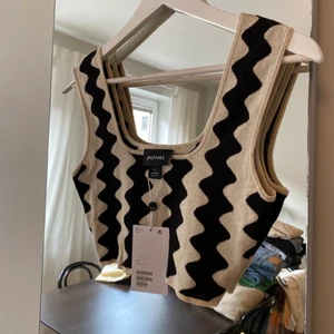 Mönstrad topp  - Jättesnygg topp i coolt mönster ifrån monki, helt slutsåld på hemsidan, aldrig använd! Köparen står för frakt! 