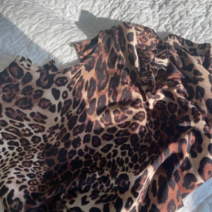 Blus - Säljer en jätte fin blus från petit Sofie schnoor. Jätte fint skick och bara andvänts en gång! Köptes för 550kr och säljer för 200kr+frakt budgivning i kommentarerna