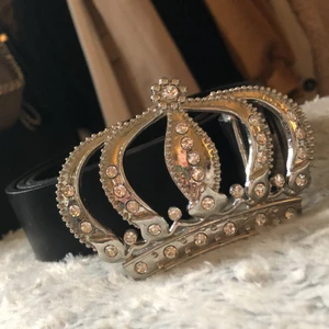 Skärp med krona - Skitsnyggt skärp, med krona och diamanter! XS-M, jag har inte gjort egna hål men de går såklart att göra själv! 