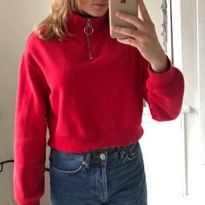 Hoodie i stl XS - En röd hoodie från h&m med en dragkedja fram och en fin röd färg. Säljer den pågrund av att den är förliten.🥰🥰🥰