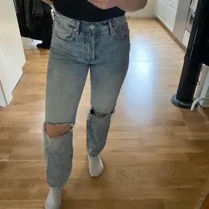 Supersnygga och moderna jeans från HM, raka i modellen, storlek 36