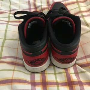Hej jag säljer ett par Jordan 1 low - Dom är knappt använda också 