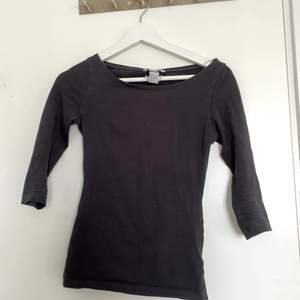 En enkel svart tröja med kortare armar