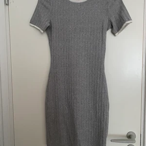 Klänning - Använt 1-2 gånger.  Från H&M i strlk 36. Stretchigt material.