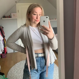 OddMolly Kofta - - En jättefin äkta Odd-Molly kofta. Perfekt nu till våren! Knappt använd och ser ut precis som ny!  - Storlek S men passar även som M  - Nypris ca 1.700kr (Pris kan alltid diskuteras)