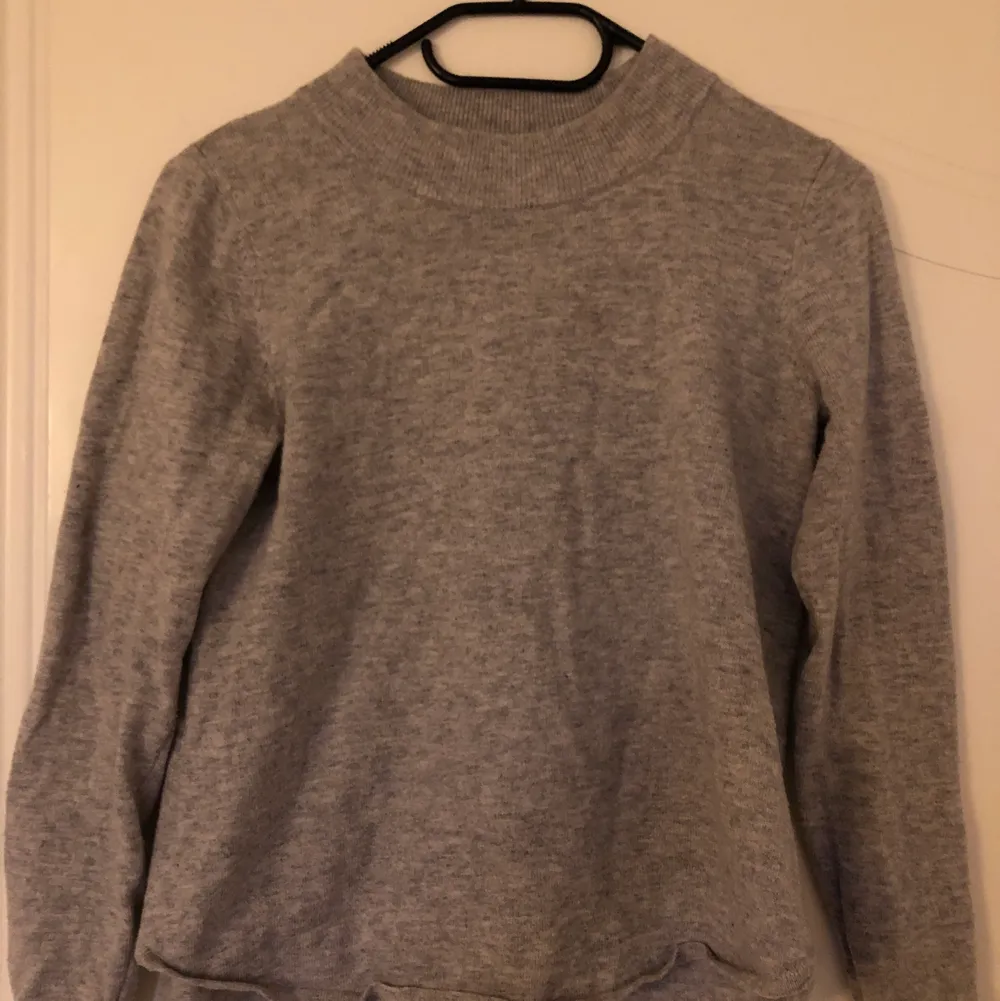 En grå långärmad tröja, jätte bekväm och fin, säljer billigt. Tröjor & Koftor.