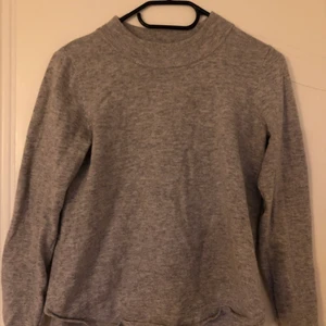 Stickad Tröja Grå - En grå långärmad tröja, jätte bekväm och fin, säljer billigt