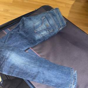 Miss sixty jeans st 23 , skinny ( måste säga miss sixty jeansen har shit snygg passform sitter perfekt på en ) använd 2-3 ggr. Priserna på miss sixty kostade  ca 1700kr-1900 st  när ja köpte dom 