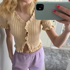 Beige tröja storlek xs - En beige tröja från shein. Nästan aldrig använd. Frakten ingår inte (50kr)💓💓