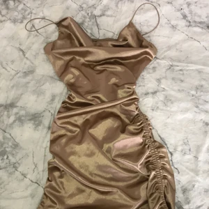 Klänning - Säljer denna jätte fina klänning som är använd 1-2 gånger😊💓 klänningen är i storlek: XS o är köpt ifrån H&M (köparen står för frakten) 