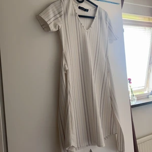 Klänning med knyt - Klänning från boohoo storlek 36, använt nån gång vara säljes för den har blivit liten. 70kr plus frakt 