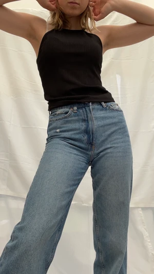 Jeans - Tajta runt midjan och rumpan, är 162cm och de går ner till marken på mig⚡️🌸