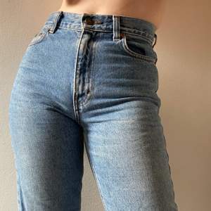 Blåa och ljusa Calvin Klein jeans i väldigt bra skick. 27,5” i midjan, 70cm innersömm. Säljer då jag har ett liknande par. (Är 165 för referens)