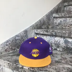 NBA Lakers keps som är justerbar och har 2x 💜💛 