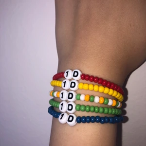 One Direction armband - Designa ditt eget armband! Välj din favoritlåt, favoritalbum eller favorit quote. Välj mellan 14 olika färger, bokstäver, siffror och hjärtan.💚