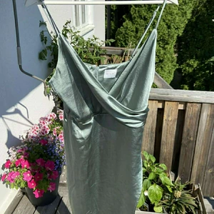 Mintish Grön Klänning Urringad - Silkes aktig klänning som bara kommit till användning 1 gång! Nypris: 499