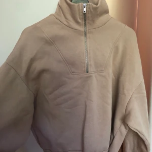 Beige tjocktröja med dragkedja  - Tjocktröja från Gina 