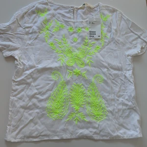 Neon topp - Helt ny topp med broderat neongrönt mönster. Slutar strax vid naveln.