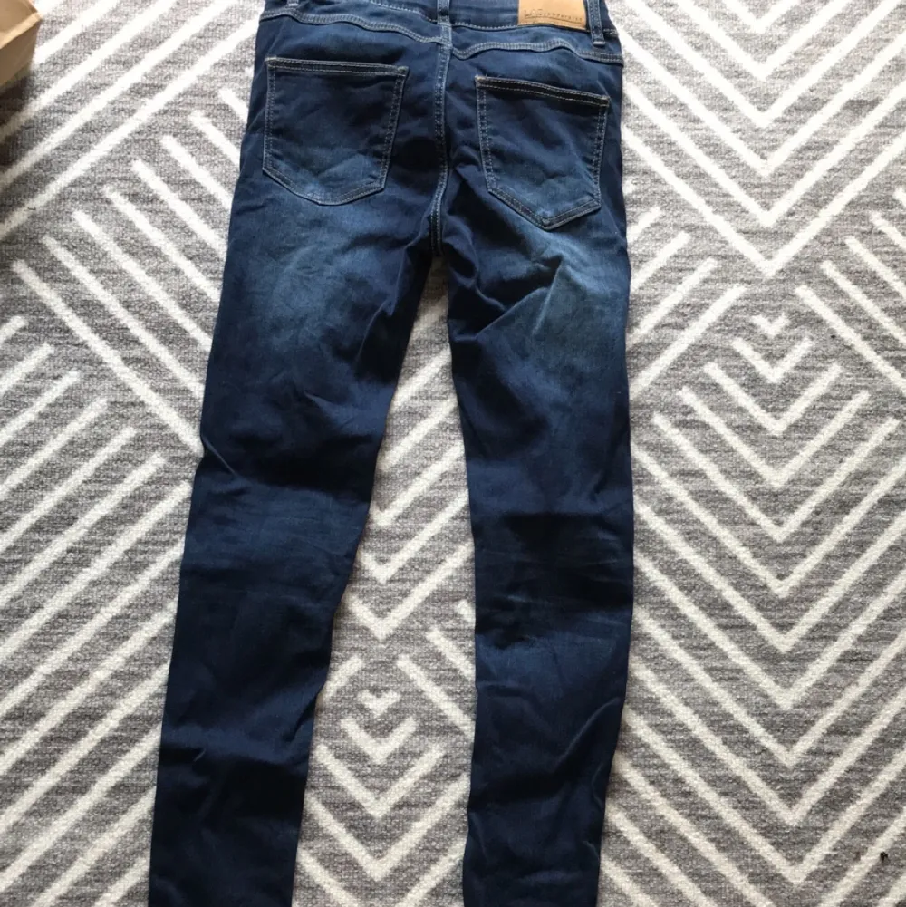 Mörkblåa Skinny jeans storlek 152 säljes knappt använda. Jeansen är i ett mjukt och tunt men ändå skönt material, passar jätte bra att ha året runt. . Jeans & Byxor.