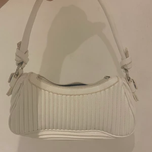 Vit väska  - Väska från ASOS, använder inte så ofta så säljer den :) jag kan mötas upp i Eskilstuna annars står köparen för frakten ❤️🌟