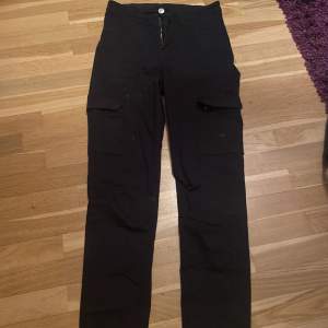 Ett par skitsnygga cargojeans använda några fåtal gånger. Men är nu tvungen att sälja dom för att de är försmå. Köpta på H&M för 350kr säljs nu för 250kr snabb affär kan priset diskuteras 💕