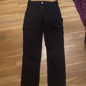 Cargojenas - Ett par skitsnygga cargojeans använda några fåtal gånger. Men är nu tvungen att sälja dom för att de är försmå. Köpta på H&M för 350kr säljs nu för 250kr snabb affär kan priset diskuteras 💕