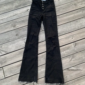 Svarta Zara jeans - Ett par svarta bootcut jeans ifrån Zara med fransar nedtill. 