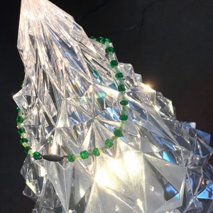 Armband  - Grönt armband ljus och mörk.Både vuxen och barn kan använd. Skruv fäste. 1 månad gamal.  Fint skick!