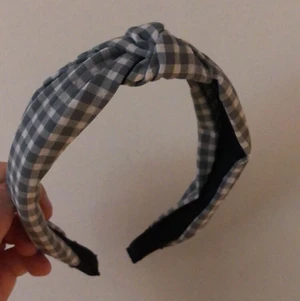 Diadem  - Säljer detta diadem som aldrig är andvänt. Grått och vitt med en slags knytning i mitten.                        Köparen står för frakten!