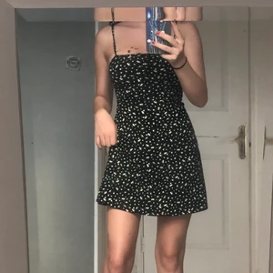 Svart klänning  - Super fin svart blommig klänning från hm som är i storlek xs. 