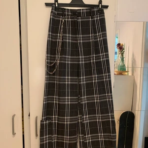 Byxor  - Fickor på sidorna. Kedja. 