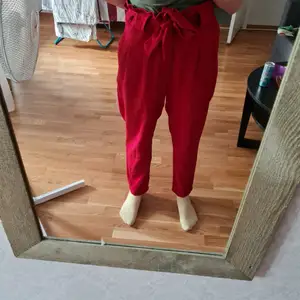 Halloj! Säljer dessa Röda Kostymbyxor, dom är i storlek Medium, inget fel på dom, använt dom under julen mest/nyår/fester osv. Dom är hur sköna som helst! 😁