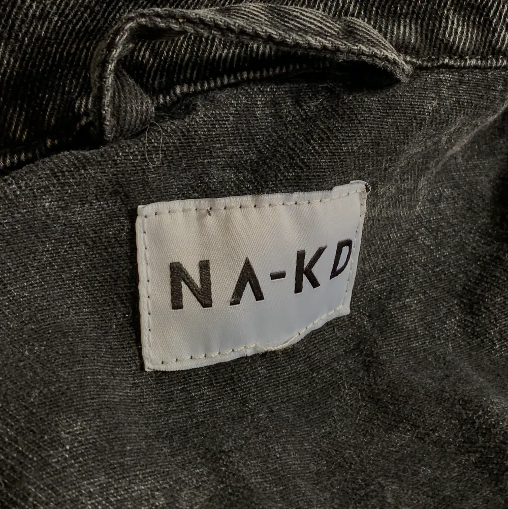 Jeansjacka från NA-KD, i en kortare modell. Använd 1-2 gånger. . Jackor.