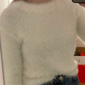 Långärmad tröja - Säljer en fluffig vit stickad långärmad tröja. Storlek 158-164 men passar XS, S och M🤍