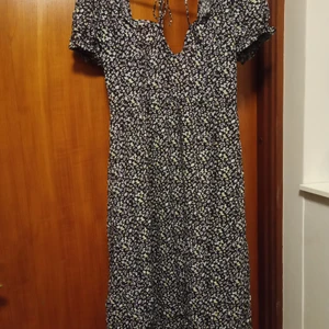 Klänning  - Otrolig vacker klänning, går nedanför knäna på mig som är 1.71. Ny. 