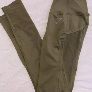 Träningstights  - Gymshark med meshdetaljer på smalben och ficka på lår, stl xs.