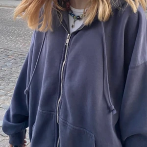 Brandy Melville Sweatshirt - Blå - Säljer min jätte fina mörk blåa zip-up från Brandy Melville! Så otroligt bekväm och mysig, passar bra i alla väder! Är i storlek One Size men sitter baggy/oversized! Använd ett par gånger men har inga defekter utan ser ut som ny! Buda i kommentarerna med 5 kr mellan varje budning 💕 Skicka gärna privat om du vill se fler bilder eller vill köpa direkt för 320kr + frakt!