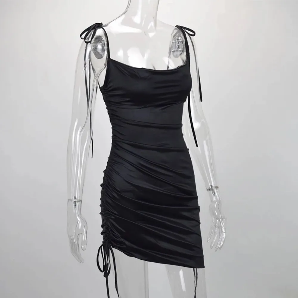 Black ruched satin dress. The length is adjustable as you want, very new condition . Klänningar.