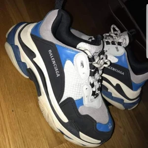 Balenciaga triple S ÄKTA! aldrig använda - Äkta Balenciaga har förvarats i prisskåp som endast prydnad tillsammans med priser så aldrig använda mer en för synen Passa På!! 💎