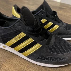 svart guldiga adidas skor - svart guldiga adidas skor i stl 36 2/3, använda ett fåtal ggr så dom är i bra skick!