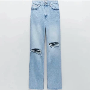 Raka jeans med hål - Säljer dessa raka jeansen med hål på knäna från Zara. I storlek 36 och är lite långa för mig som är 168/169. Om fler är intresserade blir det budgivning🤍