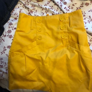 Gul kjol  - En fantastisk gul kjol som var favorit länge. Tight och passar bra till mycket.