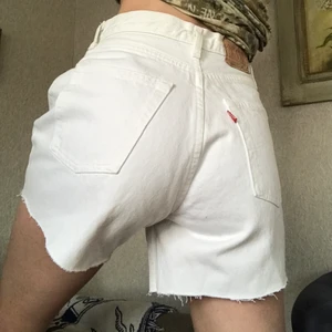 Levis shorts - Vita vintage levi’s shorts. Lite skevt avklippta byxor men går fixa till om man vill. Ser inte storleken längre men kan skicka mått. Jag har storlek s. 🦄