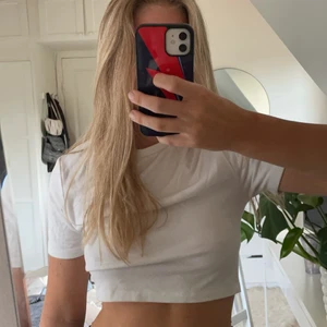 Croppad tshirt - En vit croppad T-shirt från Zara❤️